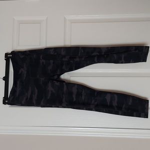 Athleta Ultimate Stash 7/8 Black Gray Camo Leggings